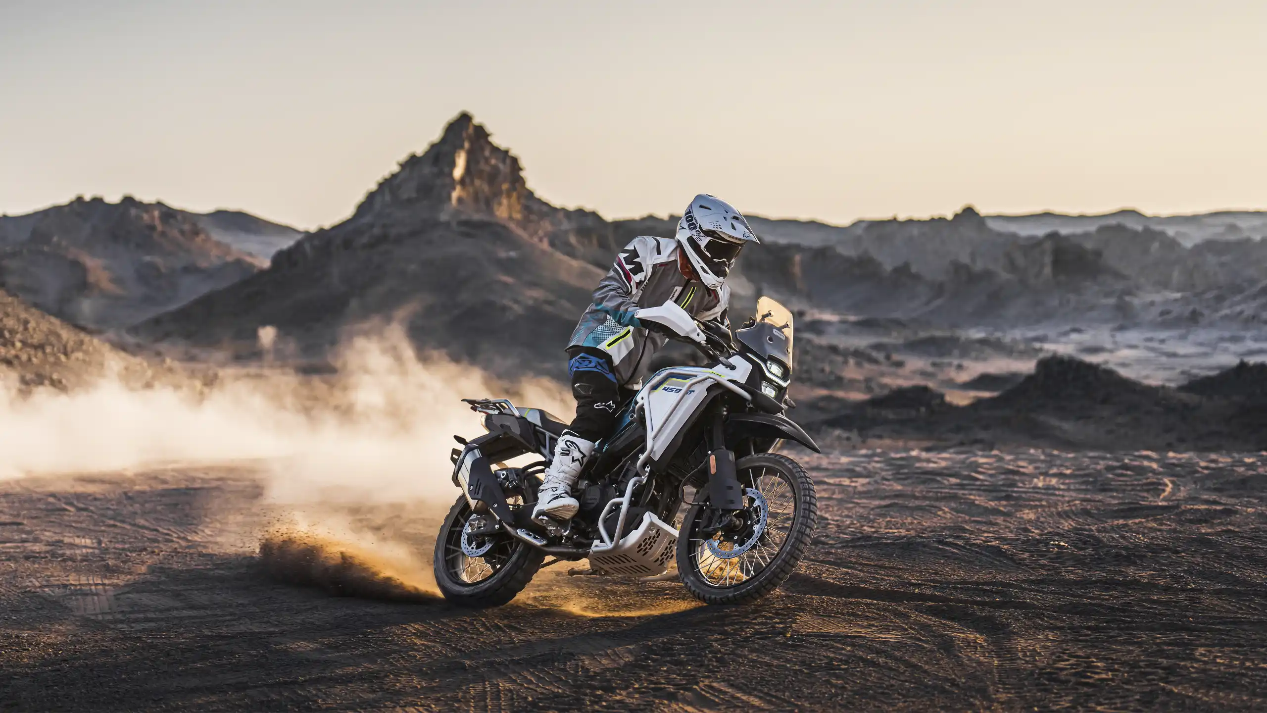 CFMOTO 450MT: fotografía oficial para la guía de motos trail A2
