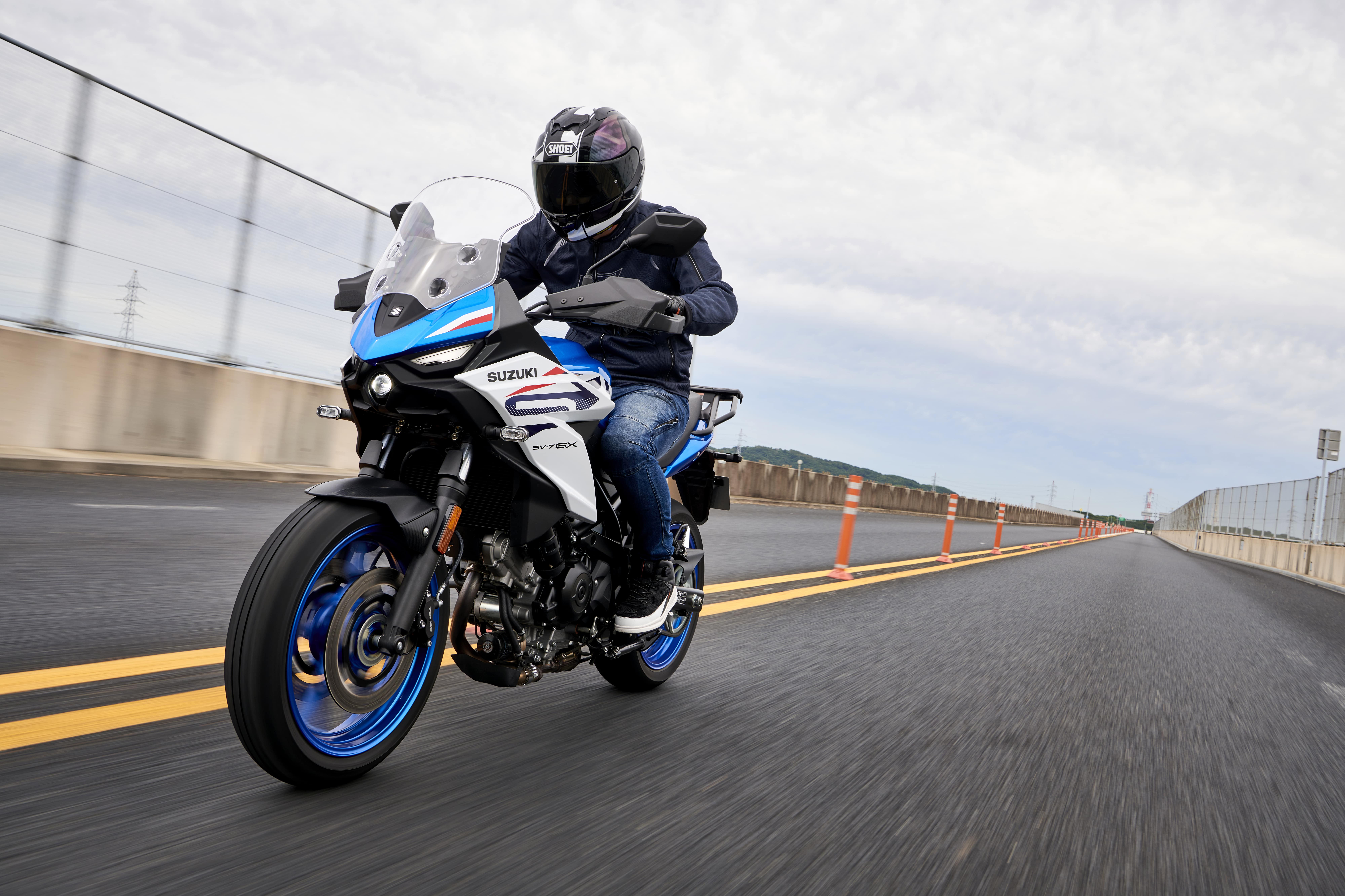 Suzuki SV-7GX azul y blanca en marcha, vista de tres cuartos delantera